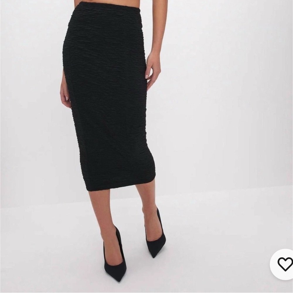 New Good American Textured Scrunchie Midi Skirt. Black. Size small.